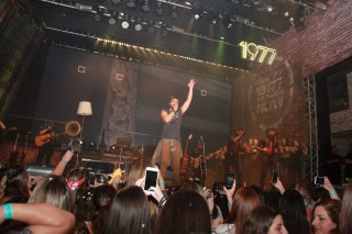 
<a style='margin-left: 5px;' class='btn btn-xs btn-social btn-facebook' href='https://www.facebook.com/sharer/sharer.php?u=https://galeramix.s01.web.getmuller.com.br/imagem/a57/800-800-90/conteudo/site_galerias/57/ce-petry-luan-santana-57.jpg' rel='popup' data-width='500' data-height='400'><i class='fa fa-facebook'></i>Compartilhar <span class='hidden-xs'>no Facebook</span>
</a> 
<a class='btn btn-default btn-xs' target='_blank' href='imagem/a57/800-800-90/conteudo/site_galerias/57/ce-petry-luan-santana-57.jpg'>
<span class='glyphicon glyphicon-cloud-download'></span> Salvar
</a>
