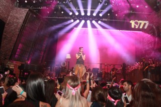 
<a style='margin-left: 5px;' class='btn btn-xs btn-social btn-facebook' href='https://www.facebook.com/sharer/sharer.php?u=https://galeramix.s01.web.getmuller.com.br/imagem/a57/800-800-90/conteudo/site_galerias/57/ce-petry-luan-santana-60.jpg' rel='popup' data-width='500' data-height='400'><i class='fa fa-facebook'></i>Compartilhar <span class='hidden-xs'>no Facebook</span>
</a> 
<a class='btn btn-default btn-xs' target='_blank' href='imagem/a57/800-800-90/conteudo/site_galerias/57/ce-petry-luan-santana-60.jpg'>
<span class='glyphicon glyphicon-cloud-download'></span> Salvar
</a>
