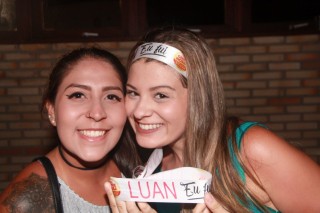 
<a style='margin-left: 5px;' class='btn btn-xs btn-social btn-facebook' href='https://www.facebook.com/sharer/sharer.php?u=https://galeramix.s01.web.getmuller.com.br/imagem/a57/800-800-90/conteudo/site_galerias/57/ce-petry-luan-santana-66.jpg' rel='popup' data-width='500' data-height='400'><i class='fa fa-facebook'></i>Compartilhar <span class='hidden-xs'>no Facebook</span>
</a> 
<a class='btn btn-default btn-xs' target='_blank' href='imagem/a57/800-800-90/conteudo/site_galerias/57/ce-petry-luan-santana-66.jpg'>
<span class='glyphicon glyphicon-cloud-download'></span> Salvar
</a>
