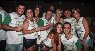 
<a style='margin-left: 5px;' class='btn btn-xs btn-social btn-facebook' href='https://www.facebook.com/sharer/sharer.php?u=https://galeramix.s01.web.getmuller.com.br/imagem/a58/800-800-90/conteudo/site_galerias/58/desenferruje-2018-108.jpg' rel='popup' data-width='500' data-height='400'><i class='fa fa-facebook'></i>Compartilhar <span class='hidden-xs'>no Facebook</span>
</a> 
<a class='btn btn-default btn-xs' target='_blank' href='imagem/a58/800-800-90/conteudo/site_galerias/58/desenferruje-2018-108.jpg'>
<span class='glyphicon glyphicon-cloud-download'></span> Salvar
</a>
