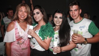 
<a style='margin-left: 5px;' class='btn btn-xs btn-social btn-facebook' href='https://www.facebook.com/sharer/sharer.php?u=https://galeramix.s01.web.getmuller.com.br/imagem/a58/800-800-90/conteudo/site_galerias/58/desenferruje-2018-114.jpg' rel='popup' data-width='500' data-height='400'><i class='fa fa-facebook'></i>Compartilhar <span class='hidden-xs'>no Facebook</span>
</a> 
<a class='btn btn-default btn-xs' target='_blank' href='imagem/a58/800-800-90/conteudo/site_galerias/58/desenferruje-2018-114.jpg'>
<span class='glyphicon glyphicon-cloud-download'></span> Salvar
</a>
