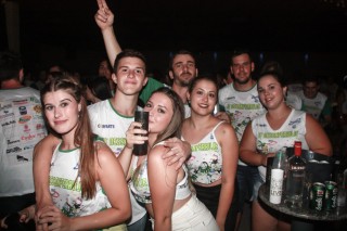 
<a style='margin-left: 5px;' class='btn btn-xs btn-social btn-facebook' href='https://www.facebook.com/sharer/sharer.php?u=https://galeramix.s01.web.getmuller.com.br/imagem/a58/800-800-90/conteudo/site_galerias/58/desenferruje-2018-117.jpg' rel='popup' data-width='500' data-height='400'><i class='fa fa-facebook'></i>Compartilhar <span class='hidden-xs'>no Facebook</span>
</a> 
<a class='btn btn-default btn-xs' target='_blank' href='imagem/a58/800-800-90/conteudo/site_galerias/58/desenferruje-2018-117.jpg'>
<span class='glyphicon glyphicon-cloud-download'></span> Salvar
</a>
