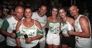 
<a style='margin-left: 5px;' class='btn btn-xs btn-social btn-facebook' href='https://www.facebook.com/sharer/sharer.php?u=https://galeramix.s01.web.getmuller.com.br/imagem/a58/800-800-90/conteudo/site_galerias/58/desenferruje-2018-119.jpg' rel='popup' data-width='500' data-height='400'><i class='fa fa-facebook'></i>Compartilhar <span class='hidden-xs'>no Facebook</span>
</a> 
<a class='btn btn-default btn-xs' target='_blank' href='imagem/a58/800-800-90/conteudo/site_galerias/58/desenferruje-2018-119.jpg'>
<span class='glyphicon glyphicon-cloud-download'></span> Salvar
</a>
