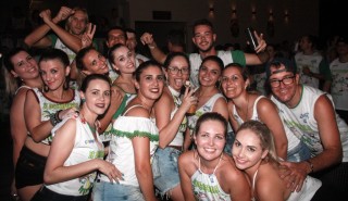 
<a style='margin-left: 5px;' class='btn btn-xs btn-social btn-facebook' href='https://www.facebook.com/sharer/sharer.php?u=https://galeramix.s01.web.getmuller.com.br/imagem/a58/800-800-90/conteudo/site_galerias/58/desenferruje-2018-122.jpg' rel='popup' data-width='500' data-height='400'><i class='fa fa-facebook'></i>Compartilhar <span class='hidden-xs'>no Facebook</span>
</a> 
<a class='btn btn-default btn-xs' target='_blank' href='imagem/a58/800-800-90/conteudo/site_galerias/58/desenferruje-2018-122.jpg'>
<span class='glyphicon glyphicon-cloud-download'></span> Salvar
</a>
