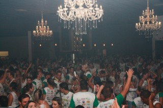 
<a style='margin-left: 5px;' class='btn btn-xs btn-social btn-facebook' href='https://www.facebook.com/sharer/sharer.php?u=https://galeramix.s01.web.getmuller.com.br/imagem/a58/800-800-90/conteudo/site_galerias/58/desenferruje-2018-132.jpg' rel='popup' data-width='500' data-height='400'><i class='fa fa-facebook'></i>Compartilhar <span class='hidden-xs'>no Facebook</span>
</a> 
<a class='btn btn-default btn-xs' target='_blank' href='imagem/a58/800-800-90/conteudo/site_galerias/58/desenferruje-2018-132.jpg'>
<span class='glyphicon glyphicon-cloud-download'></span> Salvar
</a>
