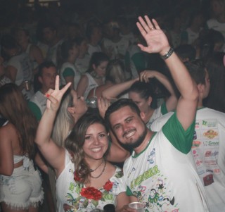 
<a style='margin-left: 5px;' class='btn btn-xs btn-social btn-facebook' href='https://www.facebook.com/sharer/sharer.php?u=https://galeramix.s01.web.getmuller.com.br/imagem/a58/800-800-90/conteudo/site_galerias/58/desenferruje-2018-133.jpg' rel='popup' data-width='500' data-height='400'><i class='fa fa-facebook'></i>Compartilhar <span class='hidden-xs'>no Facebook</span>
</a> 
<a class='btn btn-default btn-xs' target='_blank' href='imagem/a58/800-800-90/conteudo/site_galerias/58/desenferruje-2018-133.jpg'>
<span class='glyphicon glyphicon-cloud-download'></span> Salvar
</a>
