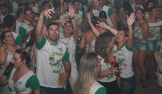 
<a style='margin-left: 5px;' class='btn btn-xs btn-social btn-facebook' href='https://www.facebook.com/sharer/sharer.php?u=https://galeramix.s01.web.getmuller.com.br/imagem/a58/800-800-90/conteudo/site_galerias/58/desenferruje-2018-135.jpg' rel='popup' data-width='500' data-height='400'><i class='fa fa-facebook'></i>Compartilhar <span class='hidden-xs'>no Facebook</span>
</a> 
<a class='btn btn-default btn-xs' target='_blank' href='imagem/a58/800-800-90/conteudo/site_galerias/58/desenferruje-2018-135.jpg'>
<span class='glyphicon glyphicon-cloud-download'></span> Salvar
</a>
