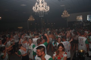 
<a style='margin-left: 5px;' class='btn btn-xs btn-social btn-facebook' href='https://www.facebook.com/sharer/sharer.php?u=https://galeramix.s01.web.getmuller.com.br/imagem/a58/800-800-90/conteudo/site_galerias/58/desenferruje-2018-136.jpg' rel='popup' data-width='500' data-height='400'><i class='fa fa-facebook'></i>Compartilhar <span class='hidden-xs'>no Facebook</span>
</a> 
<a class='btn btn-default btn-xs' target='_blank' href='imagem/a58/800-800-90/conteudo/site_galerias/58/desenferruje-2018-136.jpg'>
<span class='glyphicon glyphicon-cloud-download'></span> Salvar
</a>
