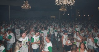 
<a style='margin-left: 5px;' class='btn btn-xs btn-social btn-facebook' href='https://www.facebook.com/sharer/sharer.php?u=https://galeramix.s01.web.getmuller.com.br/imagem/a58/800-800-90/conteudo/site_galerias/58/desenferruje-2018-141.jpg' rel='popup' data-width='500' data-height='400'><i class='fa fa-facebook'></i>Compartilhar <span class='hidden-xs'>no Facebook</span>
</a> 
<a class='btn btn-default btn-xs' target='_blank' href='imagem/a58/800-800-90/conteudo/site_galerias/58/desenferruje-2018-141.jpg'>
<span class='glyphicon glyphicon-cloud-download'></span> Salvar
</a>
