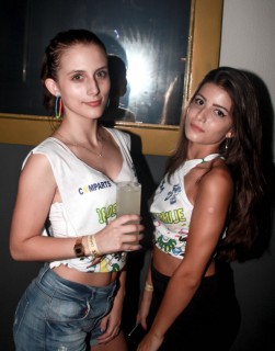 
<a style='margin-left: 5px;' class='btn btn-xs btn-social btn-facebook' href='https://www.facebook.com/sharer/sharer.php?u=https://galeramix.s01.web.getmuller.com.br/imagem/a58/800-800-90/conteudo/site_galerias/58/desenferruje-2018-149.jpg' rel='popup' data-width='500' data-height='400'><i class='fa fa-facebook'></i>Compartilhar <span class='hidden-xs'>no Facebook</span>
</a> 
<a class='btn btn-default btn-xs' target='_blank' href='imagem/a58/800-800-90/conteudo/site_galerias/58/desenferruje-2018-149.jpg'>
<span class='glyphicon glyphicon-cloud-download'></span> Salvar
</a>
