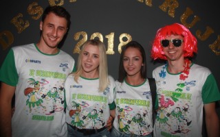 
<a style='margin-left: 5px;' class='btn btn-xs btn-social btn-facebook' href='https://www.facebook.com/sharer/sharer.php?u=https://galeramix.s01.web.getmuller.com.br/imagem/a58/800-800-90/conteudo/site_galerias/58/desenferruje-2018-26.jpg' rel='popup' data-width='500' data-height='400'><i class='fa fa-facebook'></i>Compartilhar <span class='hidden-xs'>no Facebook</span>
</a> 
<a class='btn btn-default btn-xs' target='_blank' href='imagem/a58/800-800-90/conteudo/site_galerias/58/desenferruje-2018-26.jpg'>
<span class='glyphicon glyphicon-cloud-download'></span> Salvar
</a>
