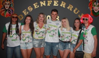 
<a style='margin-left: 5px;' class='btn btn-xs btn-social btn-facebook' href='https://www.facebook.com/sharer/sharer.php?u=https://galeramix.s01.web.getmuller.com.br/imagem/a58/800-800-90/conteudo/site_galerias/58/desenferruje-2018-27.jpg' rel='popup' data-width='500' data-height='400'><i class='fa fa-facebook'></i>Compartilhar <span class='hidden-xs'>no Facebook</span>
</a> 
<a class='btn btn-default btn-xs' target='_blank' href='imagem/a58/800-800-90/conteudo/site_galerias/58/desenferruje-2018-27.jpg'>
<span class='glyphicon glyphicon-cloud-download'></span> Salvar
</a>
