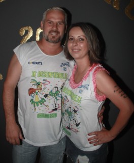 
<a style='margin-left: 5px;' class='btn btn-xs btn-social btn-facebook' href='https://www.facebook.com/sharer/sharer.php?u=https://galeramix.s01.web.getmuller.com.br/imagem/a58/800-800-90/conteudo/site_galerias/58/desenferruje-2018-47.jpg' rel='popup' data-width='500' data-height='400'><i class='fa fa-facebook'></i>Compartilhar <span class='hidden-xs'>no Facebook</span>
</a> 
<a class='btn btn-default btn-xs' target='_blank' href='imagem/a58/800-800-90/conteudo/site_galerias/58/desenferruje-2018-47.jpg'>
<span class='glyphicon glyphicon-cloud-download'></span> Salvar
</a>
