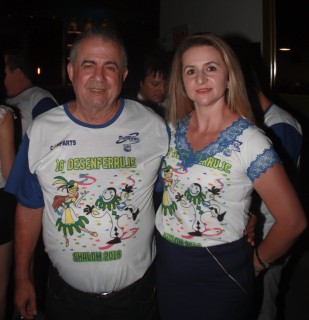 
<a style='margin-left: 5px;' class='btn btn-xs btn-social btn-facebook' href='https://www.facebook.com/sharer/sharer.php?u=https://galeramix.s01.web.getmuller.com.br/imagem/a58/800-800-90/conteudo/site_galerias/58/desenferruje-2018-79.jpg' rel='popup' data-width='500' data-height='400'><i class='fa fa-facebook'></i>Compartilhar <span class='hidden-xs'>no Facebook</span>
</a> 
<a class='btn btn-default btn-xs' target='_blank' href='imagem/a58/800-800-90/conteudo/site_galerias/58/desenferruje-2018-79.jpg'>
<span class='glyphicon glyphicon-cloud-download'></span> Salvar
</a>
