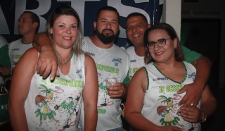 
<a style='margin-left: 5px;' class='btn btn-xs btn-social btn-facebook' href='https://www.facebook.com/sharer/sharer.php?u=https://galeramix.s01.web.getmuller.com.br/imagem/a58/800-800-90/conteudo/site_galerias/58/desenferruje-2018-83.jpg' rel='popup' data-width='500' data-height='400'><i class='fa fa-facebook'></i>Compartilhar <span class='hidden-xs'>no Facebook</span>
</a> 
<a class='btn btn-default btn-xs' target='_blank' href='imagem/a58/800-800-90/conteudo/site_galerias/58/desenferruje-2018-83.jpg'>
<span class='glyphicon glyphicon-cloud-download'></span> Salvar
</a>
