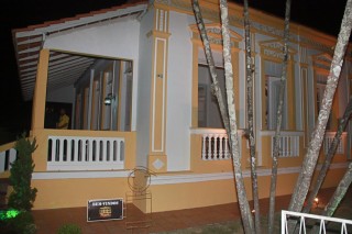 
                    <a style='margin-left: 5px;' class='btn btn-xs btn-social btn-facebook' href='https://www.facebook.com/sharer/sharer.php?u=https://galeramix.s01.web.getmuller.com.br/imagem/a60/800-800-90/conteudo/site_galerias/60/magnatas-the-house-13.jpg' rel='popup' data-width='500' data-height='400'><i class='fa fa-facebook'></i>Compartilhar <span class='hidden-xs'>no Facebook</span>
                </a> 
                <a class='btn btn-default btn-xs' target='_blank' href='imagem/a60/800-800-90/conteudo/site_galerias/60/magnatas-the-house-13.jpg'>
                    <span class='glyphicon glyphicon-cloud-download'></span> Salvar
                </a>
                