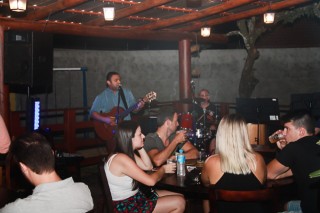 
<a style='margin-left: 5px;' class='btn btn-xs btn-social btn-facebook' href='https://www.facebook.com/sharer/sharer.php?u=https://galeramix.s01.web.getmuller.com.br/imagem/a60/800-800-90/conteudo/site_galerias/60/magnatas-the-house-34.jpg' rel='popup' data-width='500' data-height='400'><i class='fa fa-facebook'></i>Compartilhar <span class='hidden-xs'>no Facebook</span>
</a> 
<a class='btn btn-default btn-xs' target='_blank' href='imagem/a60/800-800-90/conteudo/site_galerias/60/magnatas-the-house-34.jpg'>
<span class='glyphicon glyphicon-cloud-download'></span> Salvar
</a>
