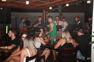 
<a style='margin-left: 5px;' class='btn btn-xs btn-social btn-facebook' href='https://www.facebook.com/sharer/sharer.php?u=https://galeramix.s01.web.getmuller.com.br/imagem/a60/800-800-90/conteudo/site_galerias/60/magnatas-the-house-43.jpg' rel='popup' data-width='500' data-height='400'><i class='fa fa-facebook'></i>Compartilhar <span class='hidden-xs'>no Facebook</span>
</a> 
<a class='btn btn-default btn-xs' target='_blank' href='imagem/a60/800-800-90/conteudo/site_galerias/60/magnatas-the-house-43.jpg'>
<span class='glyphicon glyphicon-cloud-download'></span> Salvar
</a>
