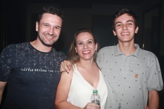 
        <a style='margin-left: 5px;' class='btn btn-xs btn-social btn-facebook' href='https://www.facebook.com/sharer/sharer.php?u=https://galeramix.s01.web.getmuller.com.br/imagem/a61/800-800-90/conteudo/site_galerias/61/canja-dos-amigos-2018-live-tijucas-16.jpg' rel='popup' data-width='500' data-height='400'><i class='fa fa-facebook'></i>Compartilhar <span class='hidden-xs'>no Facebook</span>
    </a> 
    <a class='btn btn-default btn-xs' target='_blank' href='imagem/a61/800-800-90/conteudo/site_galerias/61/canja-dos-amigos-2018-live-tijucas-16.jpg'>
        <span class='glyphicon glyphicon-cloud-download'></span> Salvar
    </a>
    