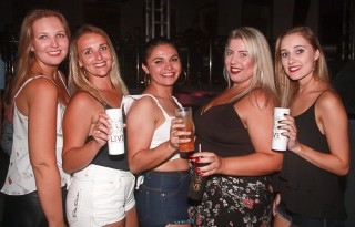 
<a style='margin-left: 5px;' class='btn btn-xs btn-social btn-facebook' href='https://www.facebook.com/sharer/sharer.php?u=https://galeramix.s01.web.getmuller.com.br/imagem/a61/800-800-90/conteudo/site_galerias/61/canja-dos-amigos-2018-live-tijucas-37.jpg' rel='popup' data-width='500' data-height='400'><i class='fa fa-facebook'></i>Compartilhar <span class='hidden-xs'>no Facebook</span>
</a> 
<a class='btn btn-default btn-xs' target='_blank' href='imagem/a61/800-800-90/conteudo/site_galerias/61/canja-dos-amigos-2018-live-tijucas-37.jpg'>
<span class='glyphicon glyphicon-cloud-download'></span> Salvar
</a>
