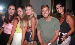 
<a style='margin-left: 5px;' class='btn btn-xs btn-social btn-facebook' href='https://www.facebook.com/sharer/sharer.php?u=https://galeramix.s01.web.getmuller.com.br/imagem/a61/800-800-90/conteudo/site_galerias/61/canja-dos-amigos-2018-live-tijucas-48.jpg' rel='popup' data-width='500' data-height='400'><i class='fa fa-facebook'></i>Compartilhar <span class='hidden-xs'>no Facebook</span>
</a> 
<a class='btn btn-default btn-xs' target='_blank' href='imagem/a61/800-800-90/conteudo/site_galerias/61/canja-dos-amigos-2018-live-tijucas-48.jpg'>
<span class='glyphicon glyphicon-cloud-download'></span> Salvar
</a>
