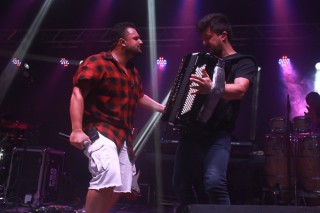 
<a style='margin-left: 5px;' class='btn btn-xs btn-social btn-facebook' href='https://www.facebook.com/sharer/sharer.php?u=https://galeramix.s01.web.getmuller.com.br/imagem/a61/800-800-90/conteudo/site_galerias/61/canja-dos-amigos-2018-live-tijucas-55.jpg' rel='popup' data-width='500' data-height='400'><i class='fa fa-facebook'></i>Compartilhar <span class='hidden-xs'>no Facebook</span>
</a> 
<a class='btn btn-default btn-xs' target='_blank' href='imagem/a61/800-800-90/conteudo/site_galerias/61/canja-dos-amigos-2018-live-tijucas-55.jpg'>
<span class='glyphicon glyphicon-cloud-download'></span> Salvar
</a>
