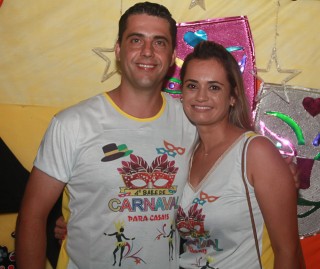 
                                <a style='margin-left: 5px;' class='btn btn-xs btn-social btn-facebook' href='https://www.facebook.com/sharer/sharer.php?u=https://galeramix.s01.web.getmuller.com.br/imagem/a63/800-800-90/conteudo/site_galerias/63/baile-de-carnaval-para-casais-ctg-fogao-de-lenha-tijucas-10.jpg' rel='popup' data-width='500' data-height='400'><i class='fa fa-facebook'></i>Compartilhar <span class='hidden-xs'>no Facebook</span>
                            </a> 
                            <a class='btn btn-default btn-xs' target='_blank' href='imagem/a63/800-800-90/conteudo/site_galerias/63/baile-de-carnaval-para-casais-ctg-fogao-de-lenha-tijucas-10.jpg'>
                                <span class='glyphicon glyphicon-cloud-download'></span> Salvar
                            </a>
                            