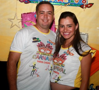 
                            <a style='margin-left: 5px;' class='btn btn-xs btn-social btn-facebook' href='https://www.facebook.com/sharer/sharer.php?u=https://galeramix.s01.web.getmuller.com.br/imagem/a63/800-800-90/conteudo/site_galerias/63/baile-de-carnaval-para-casais-ctg-fogao-de-lenha-tijucas-100.jpg' rel='popup' data-width='500' data-height='400'><i class='fa fa-facebook'></i>Compartilhar <span class='hidden-xs'>no Facebook</span>
                        </a> 
                        <a class='btn btn-default btn-xs' target='_blank' href='imagem/a63/800-800-90/conteudo/site_galerias/63/baile-de-carnaval-para-casais-ctg-fogao-de-lenha-tijucas-100.jpg'>
                            <span class='glyphicon glyphicon-cloud-download'></span> Salvar
                        </a>
                        