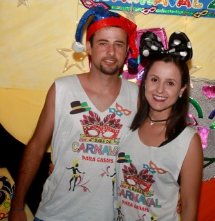 
                        <a style='margin-left: 5px;' class='btn btn-xs btn-social btn-facebook' href='https://www.facebook.com/sharer/sharer.php?u=https://galeramix.s01.web.getmuller.com.br/imagem/a63/800-800-90/conteudo/site_galerias/63/baile-de-carnaval-para-casais-ctg-fogao-de-lenha-tijucas-101.jpg' rel='popup' data-width='500' data-height='400'><i class='fa fa-facebook'></i>Compartilhar <span class='hidden-xs'>no Facebook</span>
                    </a> 
                    <a class='btn btn-default btn-xs' target='_blank' href='imagem/a63/800-800-90/conteudo/site_galerias/63/baile-de-carnaval-para-casais-ctg-fogao-de-lenha-tijucas-101.jpg'>
                        <span class='glyphicon glyphicon-cloud-download'></span> Salvar
                    </a>
                    