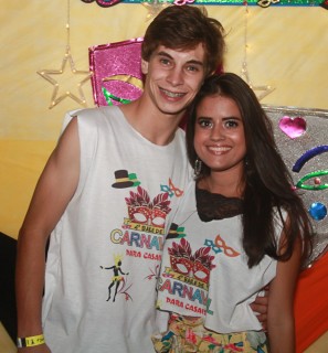 
                    <a style='margin-left: 5px;' class='btn btn-xs btn-social btn-facebook' href='https://www.facebook.com/sharer/sharer.php?u=https://galeramix.s01.web.getmuller.com.br/imagem/a63/800-800-90/conteudo/site_galerias/63/baile-de-carnaval-para-casais-ctg-fogao-de-lenha-tijucas-102.jpg' rel='popup' data-width='500' data-height='400'><i class='fa fa-facebook'></i>Compartilhar <span class='hidden-xs'>no Facebook</span>
                </a> 
                <a class='btn btn-default btn-xs' target='_blank' href='imagem/a63/800-800-90/conteudo/site_galerias/63/baile-de-carnaval-para-casais-ctg-fogao-de-lenha-tijucas-102.jpg'>
                    <span class='glyphicon glyphicon-cloud-download'></span> Salvar
                </a>
                