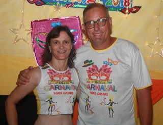 
        <a style='margin-left: 5px;' class='btn btn-xs btn-social btn-facebook' href='https://www.facebook.com/sharer/sharer.php?u=https://galeramix.s01.web.getmuller.com.br/imagem/a63/800-800-90/conteudo/site_galerias/63/baile-de-carnaval-para-casais-ctg-fogao-de-lenha-tijucas-105.jpg' rel='popup' data-width='500' data-height='400'><i class='fa fa-facebook'></i>Compartilhar <span class='hidden-xs'>no Facebook</span>
    </a> 
    <a class='btn btn-default btn-xs' target='_blank' href='imagem/a63/800-800-90/conteudo/site_galerias/63/baile-de-carnaval-para-casais-ctg-fogao-de-lenha-tijucas-105.jpg'>
        <span class='glyphicon glyphicon-cloud-download'></span> Salvar
    </a>
    