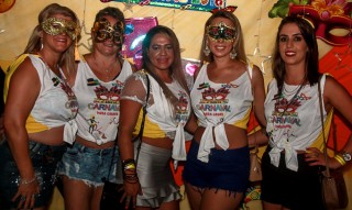 
<a style='margin-left: 5px;' class='btn btn-xs btn-social btn-facebook' href='https://www.facebook.com/sharer/sharer.php?u=https://galeramix.s01.web.getmuller.com.br/imagem/a63/800-800-90/conteudo/site_galerias/63/baile-de-carnaval-para-casais-ctg-fogao-de-lenha-tijucas-108.jpg' rel='popup' data-width='500' data-height='400'><i class='fa fa-facebook'></i>Compartilhar <span class='hidden-xs'>no Facebook</span>
</a> 
<a class='btn btn-default btn-xs' target='_blank' href='imagem/a63/800-800-90/conteudo/site_galerias/63/baile-de-carnaval-para-casais-ctg-fogao-de-lenha-tijucas-108.jpg'>
<span class='glyphicon glyphicon-cloud-download'></span> Salvar
</a>
