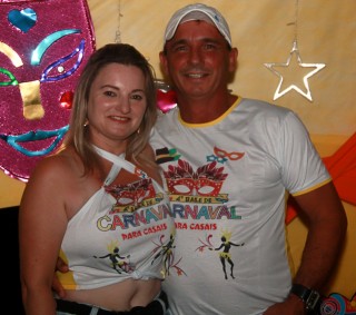 
<a style='margin-left: 5px;' class='btn btn-xs btn-social btn-facebook' href='https://www.facebook.com/sharer/sharer.php?u=https://galeramix.s01.web.getmuller.com.br/imagem/a63/800-800-90/conteudo/site_galerias/63/baile-de-carnaval-para-casais-ctg-fogao-de-lenha-tijucas-111.jpg' rel='popup' data-width='500' data-height='400'><i class='fa fa-facebook'></i>Compartilhar <span class='hidden-xs'>no Facebook</span>
</a> 
<a class='btn btn-default btn-xs' target='_blank' href='imagem/a63/800-800-90/conteudo/site_galerias/63/baile-de-carnaval-para-casais-ctg-fogao-de-lenha-tijucas-111.jpg'>
<span class='glyphicon glyphicon-cloud-download'></span> Salvar
</a>
