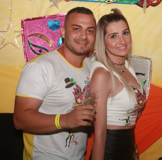 
<a style='margin-left: 5px;' class='btn btn-xs btn-social btn-facebook' href='https://www.facebook.com/sharer/sharer.php?u=https://galeramix.s01.web.getmuller.com.br/imagem/a63/800-800-90/conteudo/site_galerias/63/baile-de-carnaval-para-casais-ctg-fogao-de-lenha-tijucas-12.jpg' rel='popup' data-width='500' data-height='400'><i class='fa fa-facebook'></i>Compartilhar <span class='hidden-xs'>no Facebook</span>
</a> 
<a class='btn btn-default btn-xs' target='_blank' href='imagem/a63/800-800-90/conteudo/site_galerias/63/baile-de-carnaval-para-casais-ctg-fogao-de-lenha-tijucas-12.jpg'>
<span class='glyphicon glyphicon-cloud-download'></span> Salvar
</a>
