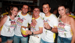 
<a style='margin-left: 5px;' class='btn btn-xs btn-social btn-facebook' href='https://www.facebook.com/sharer/sharer.php?u=https://galeramix.s01.web.getmuller.com.br/imagem/a63/800-800-90/conteudo/site_galerias/63/baile-de-carnaval-para-casais-ctg-fogao-de-lenha-tijucas-139.jpg' rel='popup' data-width='500' data-height='400'><i class='fa fa-facebook'></i>Compartilhar <span class='hidden-xs'>no Facebook</span>
</a> 
<a class='btn btn-default btn-xs' target='_blank' href='imagem/a63/800-800-90/conteudo/site_galerias/63/baile-de-carnaval-para-casais-ctg-fogao-de-lenha-tijucas-139.jpg'>
<span class='glyphicon glyphicon-cloud-download'></span> Salvar
</a>
