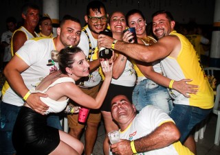 
<a style='margin-left: 5px;' class='btn btn-xs btn-social btn-facebook' href='https://www.facebook.com/sharer/sharer.php?u=https://galeramix.s01.web.getmuller.com.br/imagem/a63/800-800-90/conteudo/site_galerias/63/baile-de-carnaval-para-casais-ctg-fogao-de-lenha-tijucas-143.jpg' rel='popup' data-width='500' data-height='400'><i class='fa fa-facebook'></i>Compartilhar <span class='hidden-xs'>no Facebook</span>
</a> 
<a class='btn btn-default btn-xs' target='_blank' href='imagem/a63/800-800-90/conteudo/site_galerias/63/baile-de-carnaval-para-casais-ctg-fogao-de-lenha-tijucas-143.jpg'>
<span class='glyphicon glyphicon-cloud-download'></span> Salvar
</a>
