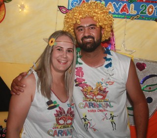 
<a style='margin-left: 5px;' class='btn btn-xs btn-social btn-facebook' href='https://www.facebook.com/sharer/sharer.php?u=https://galeramix.s01.web.getmuller.com.br/imagem/a63/800-800-90/conteudo/site_galerias/63/baile-de-carnaval-para-casais-ctg-fogao-de-lenha-tijucas-16.jpg' rel='popup' data-width='500' data-height='400'><i class='fa fa-facebook'></i>Compartilhar <span class='hidden-xs'>no Facebook</span>
</a> 
<a class='btn btn-default btn-xs' target='_blank' href='imagem/a63/800-800-90/conteudo/site_galerias/63/baile-de-carnaval-para-casais-ctg-fogao-de-lenha-tijucas-16.jpg'>
<span class='glyphicon glyphicon-cloud-download'></span> Salvar
</a>
