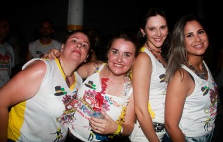 
<a style='margin-left: 5px;' class='btn btn-xs btn-social btn-facebook' href='https://www.facebook.com/sharer/sharer.php?u=https://galeramix.s01.web.getmuller.com.br/imagem/a63/800-800-90/conteudo/site_galerias/63/baile-de-carnaval-para-casais-ctg-fogao-de-lenha-tijucas-162.jpg' rel='popup' data-width='500' data-height='400'><i class='fa fa-facebook'></i>Compartilhar <span class='hidden-xs'>no Facebook</span>
</a> 
<a class='btn btn-default btn-xs' target='_blank' href='imagem/a63/800-800-90/conteudo/site_galerias/63/baile-de-carnaval-para-casais-ctg-fogao-de-lenha-tijucas-162.jpg'>
<span class='glyphicon glyphicon-cloud-download'></span> Salvar
</a>
