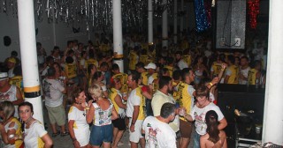 
<a style='margin-left: 5px;' class='btn btn-xs btn-social btn-facebook' href='https://www.facebook.com/sharer/sharer.php?u=https://galeramix.s01.web.getmuller.com.br/imagem/a63/800-800-90/conteudo/site_galerias/63/baile-de-carnaval-para-casais-ctg-fogao-de-lenha-tijucas-169.jpg' rel='popup' data-width='500' data-height='400'><i class='fa fa-facebook'></i>Compartilhar <span class='hidden-xs'>no Facebook</span>
</a> 
<a class='btn btn-default btn-xs' target='_blank' href='imagem/a63/800-800-90/conteudo/site_galerias/63/baile-de-carnaval-para-casais-ctg-fogao-de-lenha-tijucas-169.jpg'>
<span class='glyphicon glyphicon-cloud-download'></span> Salvar
</a>
