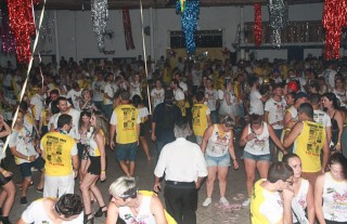 
<a style='margin-left: 5px;' class='btn btn-xs btn-social btn-facebook' href='https://www.facebook.com/sharer/sharer.php?u=https://galeramix.s01.web.getmuller.com.br/imagem/a63/800-800-90/conteudo/site_galerias/63/baile-de-carnaval-para-casais-ctg-fogao-de-lenha-tijucas-170.jpg' rel='popup' data-width='500' data-height='400'><i class='fa fa-facebook'></i>Compartilhar <span class='hidden-xs'>no Facebook</span>
</a> 
<a class='btn btn-default btn-xs' target='_blank' href='imagem/a63/800-800-90/conteudo/site_galerias/63/baile-de-carnaval-para-casais-ctg-fogao-de-lenha-tijucas-170.jpg'>
<span class='glyphicon glyphicon-cloud-download'></span> Salvar
</a>
