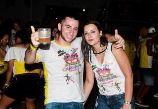 
<a style='margin-left: 5px;' class='btn btn-xs btn-social btn-facebook' href='https://www.facebook.com/sharer/sharer.php?u=https://galeramix.s01.web.getmuller.com.br/imagem/a63/800-800-90/conteudo/site_galerias/63/baile-de-carnaval-para-casais-ctg-fogao-de-lenha-tijucas-171.jpg' rel='popup' data-width='500' data-height='400'><i class='fa fa-facebook'></i>Compartilhar <span class='hidden-xs'>no Facebook</span>
</a> 
<a class='btn btn-default btn-xs' target='_blank' href='imagem/a63/800-800-90/conteudo/site_galerias/63/baile-de-carnaval-para-casais-ctg-fogao-de-lenha-tijucas-171.jpg'>
<span class='glyphicon glyphicon-cloud-download'></span> Salvar
</a>
