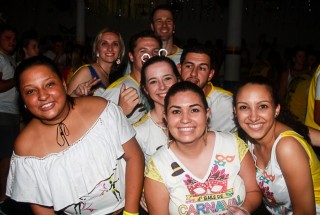 
<a style='margin-left: 5px;' class='btn btn-xs btn-social btn-facebook' href='https://www.facebook.com/sharer/sharer.php?u=https://galeramix.s01.web.getmuller.com.br/imagem/a63/800-800-90/conteudo/site_galerias/63/baile-de-carnaval-para-casais-ctg-fogao-de-lenha-tijucas-172.jpg' rel='popup' data-width='500' data-height='400'><i class='fa fa-facebook'></i>Compartilhar <span class='hidden-xs'>no Facebook</span>
</a> 
<a class='btn btn-default btn-xs' target='_blank' href='imagem/a63/800-800-90/conteudo/site_galerias/63/baile-de-carnaval-para-casais-ctg-fogao-de-lenha-tijucas-172.jpg'>
<span class='glyphicon glyphicon-cloud-download'></span> Salvar
</a>
