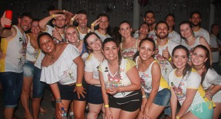 
<a style='margin-left: 5px;' class='btn btn-xs btn-social btn-facebook' href='https://www.facebook.com/sharer/sharer.php?u=https://galeramix.s01.web.getmuller.com.br/imagem/a63/800-800-90/conteudo/site_galerias/63/baile-de-carnaval-para-casais-ctg-fogao-de-lenha-tijucas-173.jpg' rel='popup' data-width='500' data-height='400'><i class='fa fa-facebook'></i>Compartilhar <span class='hidden-xs'>no Facebook</span>
</a> 
<a class='btn btn-default btn-xs' target='_blank' href='imagem/a63/800-800-90/conteudo/site_galerias/63/baile-de-carnaval-para-casais-ctg-fogao-de-lenha-tijucas-173.jpg'>
<span class='glyphicon glyphicon-cloud-download'></span> Salvar
</a>
