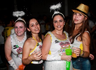 
<a style='margin-left: 5px;' class='btn btn-xs btn-social btn-facebook' href='https://www.facebook.com/sharer/sharer.php?u=https://galeramix.s01.web.getmuller.com.br/imagem/a63/800-800-90/conteudo/site_galerias/63/baile-de-carnaval-para-casais-ctg-fogao-de-lenha-tijucas-175.jpg' rel='popup' data-width='500' data-height='400'><i class='fa fa-facebook'></i>Compartilhar <span class='hidden-xs'>no Facebook</span>
</a> 
<a class='btn btn-default btn-xs' target='_blank' href='imagem/a63/800-800-90/conteudo/site_galerias/63/baile-de-carnaval-para-casais-ctg-fogao-de-lenha-tijucas-175.jpg'>
<span class='glyphicon glyphicon-cloud-download'></span> Salvar
</a>
