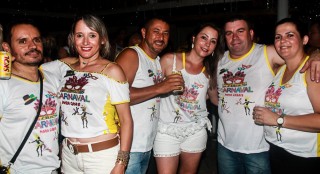 
<a style='margin-left: 5px;' class='btn btn-xs btn-social btn-facebook' href='https://www.facebook.com/sharer/sharer.php?u=https://galeramix.s01.web.getmuller.com.br/imagem/a63/800-800-90/conteudo/site_galerias/63/baile-de-carnaval-para-casais-ctg-fogao-de-lenha-tijucas-185.jpg' rel='popup' data-width='500' data-height='400'><i class='fa fa-facebook'></i>Compartilhar <span class='hidden-xs'>no Facebook</span>
</a> 
<a class='btn btn-default btn-xs' target='_blank' href='imagem/a63/800-800-90/conteudo/site_galerias/63/baile-de-carnaval-para-casais-ctg-fogao-de-lenha-tijucas-185.jpg'>
<span class='glyphicon glyphicon-cloud-download'></span> Salvar
</a>
