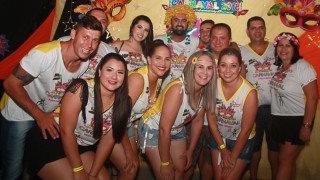 
<a style='margin-left: 5px;' class='btn btn-xs btn-social btn-facebook' href='https://www.facebook.com/sharer/sharer.php?u=https://galeramix.s01.web.getmuller.com.br/imagem/a63/800-800-90/conteudo/site_galerias/63/baile-de-carnaval-para-casais-ctg-fogao-de-lenha-tijucas-19.jpg' rel='popup' data-width='500' data-height='400'><i class='fa fa-facebook'></i>Compartilhar <span class='hidden-xs'>no Facebook</span>
</a> 
<a class='btn btn-default btn-xs' target='_blank' href='imagem/a63/800-800-90/conteudo/site_galerias/63/baile-de-carnaval-para-casais-ctg-fogao-de-lenha-tijucas-19.jpg'>
<span class='glyphicon glyphicon-cloud-download'></span> Salvar
</a>
