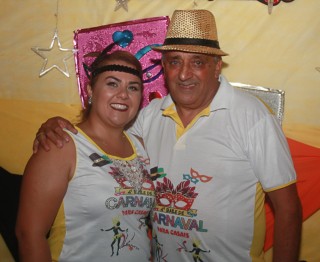 
<a style='margin-left: 5px;' class='btn btn-xs btn-social btn-facebook' href='https://www.facebook.com/sharer/sharer.php?u=https://galeramix.s01.web.getmuller.com.br/imagem/a63/800-800-90/conteudo/site_galerias/63/baile-de-carnaval-para-casais-ctg-fogao-de-lenha-tijucas-196.jpg' rel='popup' data-width='500' data-height='400'><i class='fa fa-facebook'></i>Compartilhar <span class='hidden-xs'>no Facebook</span>
</a> 
<a class='btn btn-default btn-xs' target='_blank' href='imagem/a63/800-800-90/conteudo/site_galerias/63/baile-de-carnaval-para-casais-ctg-fogao-de-lenha-tijucas-196.jpg'>
<span class='glyphicon glyphicon-cloud-download'></span> Salvar
</a>
