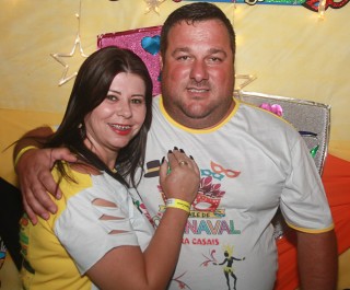 
<a style='margin-left: 5px;' class='btn btn-xs btn-social btn-facebook' href='https://www.facebook.com/sharer/sharer.php?u=https://galeramix.s01.web.getmuller.com.br/imagem/a63/800-800-90/conteudo/site_galerias/63/baile-de-carnaval-para-casais-ctg-fogao-de-lenha-tijucas-211.jpg' rel='popup' data-width='500' data-height='400'><i class='fa fa-facebook'></i>Compartilhar <span class='hidden-xs'>no Facebook</span>
</a> 
<a class='btn btn-default btn-xs' target='_blank' href='imagem/a63/800-800-90/conteudo/site_galerias/63/baile-de-carnaval-para-casais-ctg-fogao-de-lenha-tijucas-211.jpg'>
<span class='glyphicon glyphicon-cloud-download'></span> Salvar
</a>
