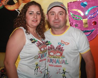 
<a style='margin-left: 5px;' class='btn btn-xs btn-social btn-facebook' href='https://www.facebook.com/sharer/sharer.php?u=https://galeramix.s01.web.getmuller.com.br/imagem/a63/800-800-90/conteudo/site_galerias/63/baile-de-carnaval-para-casais-ctg-fogao-de-lenha-tijucas-215.jpg' rel='popup' data-width='500' data-height='400'><i class='fa fa-facebook'></i>Compartilhar <span class='hidden-xs'>no Facebook</span>
</a> 
<a class='btn btn-default btn-xs' target='_blank' href='imagem/a63/800-800-90/conteudo/site_galerias/63/baile-de-carnaval-para-casais-ctg-fogao-de-lenha-tijucas-215.jpg'>
<span class='glyphicon glyphicon-cloud-download'></span> Salvar
</a>
