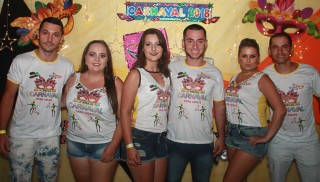 
<a style='margin-left: 5px;' class='btn btn-xs btn-social btn-facebook' href='https://www.facebook.com/sharer/sharer.php?u=https://galeramix.s01.web.getmuller.com.br/imagem/a63/800-800-90/conteudo/site_galerias/63/baile-de-carnaval-para-casais-ctg-fogao-de-lenha-tijucas-216.jpg' rel='popup' data-width='500' data-height='400'><i class='fa fa-facebook'></i>Compartilhar <span class='hidden-xs'>no Facebook</span>
</a> 
<a class='btn btn-default btn-xs' target='_blank' href='imagem/a63/800-800-90/conteudo/site_galerias/63/baile-de-carnaval-para-casais-ctg-fogao-de-lenha-tijucas-216.jpg'>
<span class='glyphicon glyphicon-cloud-download'></span> Salvar
</a>
